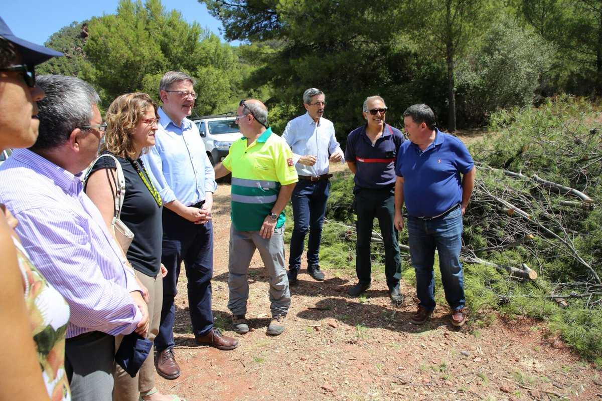 Ximo Puig i Elena Cebrián visitant les brigades destinades a la realització de treballs de mitigació del risc per emergències del parc natural del Desert de les Palmes.