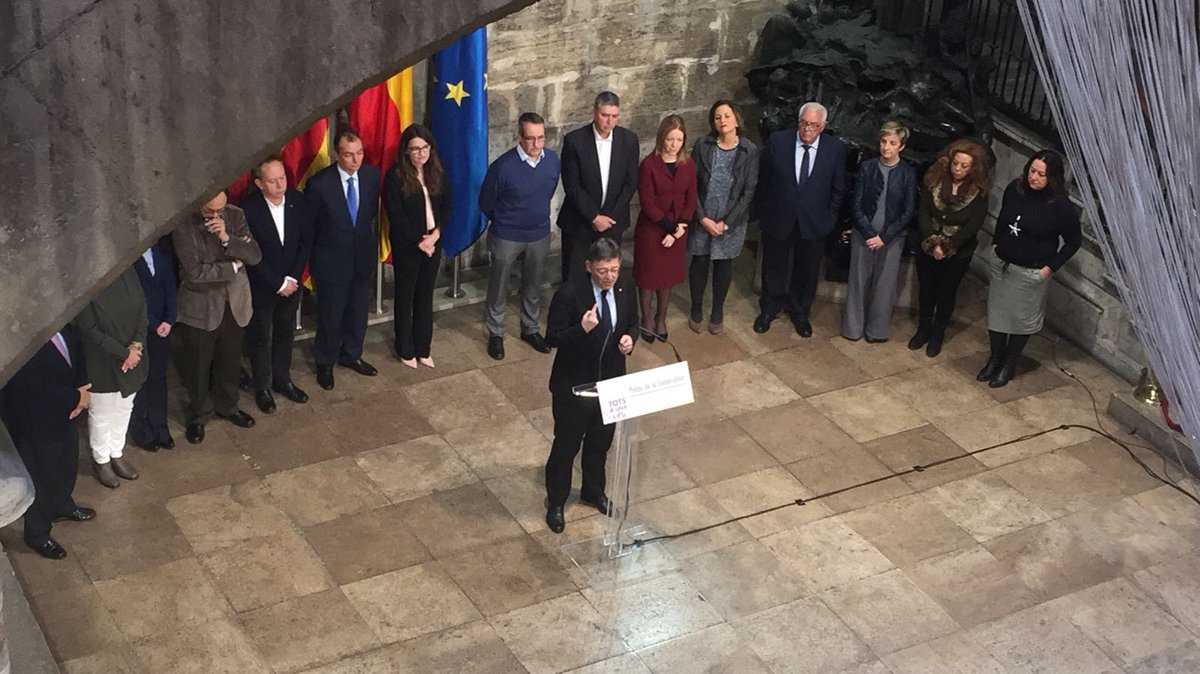 Roda de premsa posterior a la reunió de la Mesa de Diàleg Social amb el president de la CEV, Salvador Navarro, a l'esquerra de Mónica Oltra.