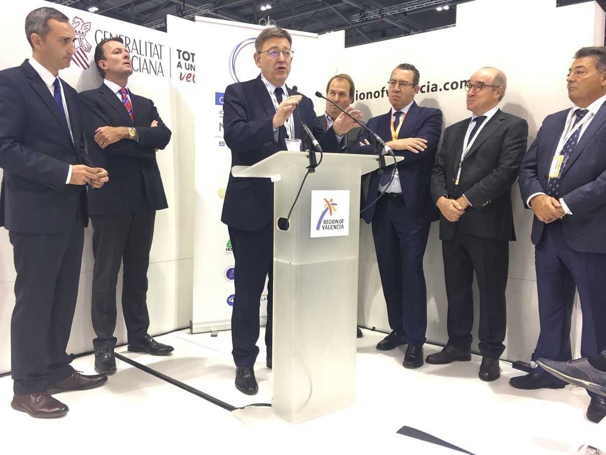 Ximo Puig visita l'estand del País Valencià al World Travel Market de Londres.