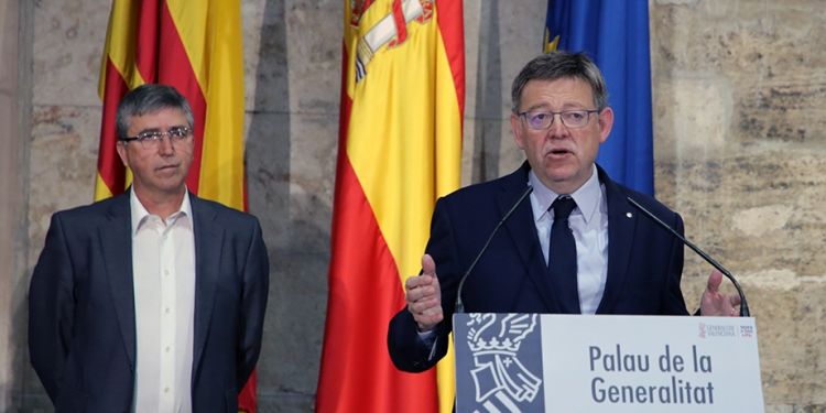 El president del Consell, Ximo Puig i el conseller d'Economia, Rafa Climent en una imatge d'arxiu.