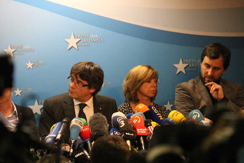 Compareixença de Carles Puigdemont a Brussel·les, amb els consellers Toni Comín, Joaquim Forn, Dolors Bassa, Meritxell Borràs i Meritxell Serret.