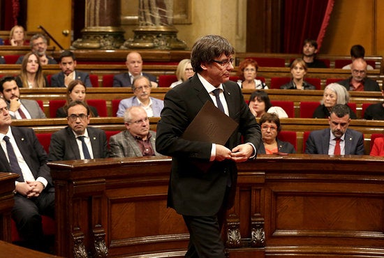 El president Puigdemont es dirigeix a l'atri del Parlament per interpretar el resultats de l'1-O.