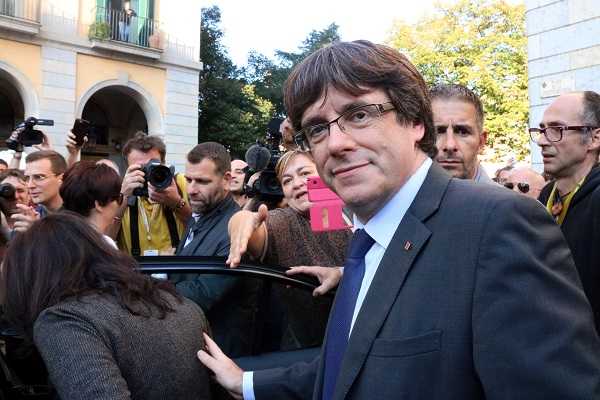 El destituït president de la Generalitat de Catalunya, Carles Puigdemont, a la plaça de la Independència de Girona dissabte passat.