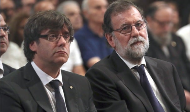 El president de la Generalitat catalana, Carles Puigdemont, i el president espanyol, Mariano Rajoy, asseguts de costat durant la missa a la Sagrada Família per les víctimes de l'atemptat de Barcelona.