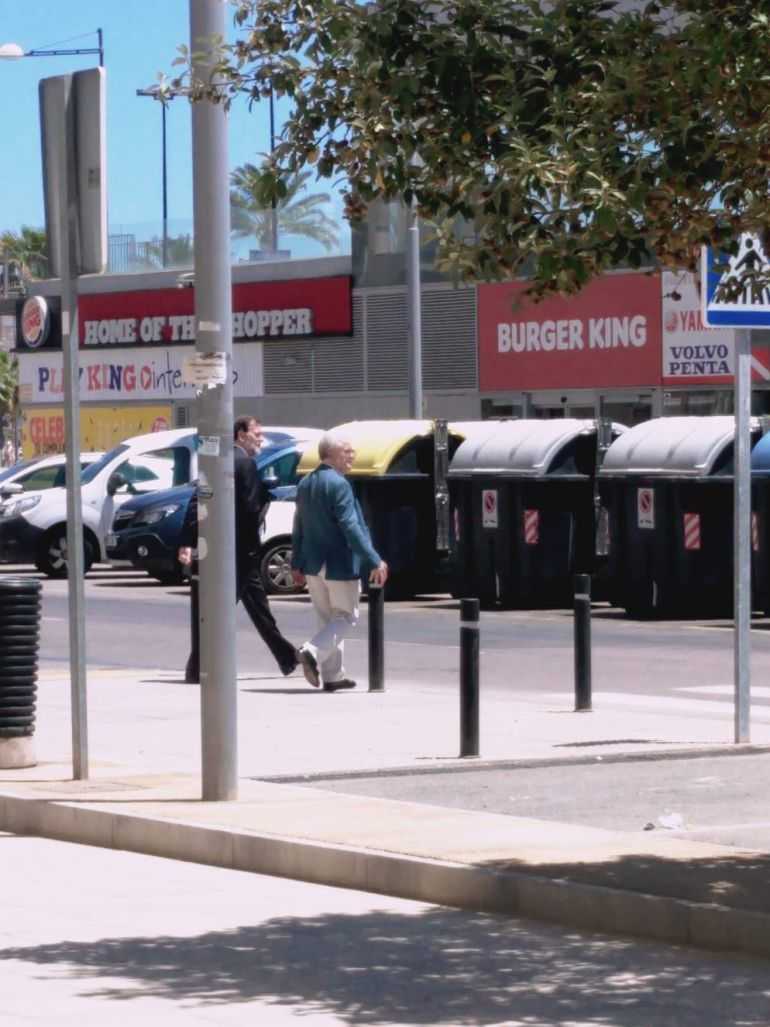 Mariano Rajoy passeja per Santa Pola, on pensa ocupar la seua plaça de registrador de la propietat.