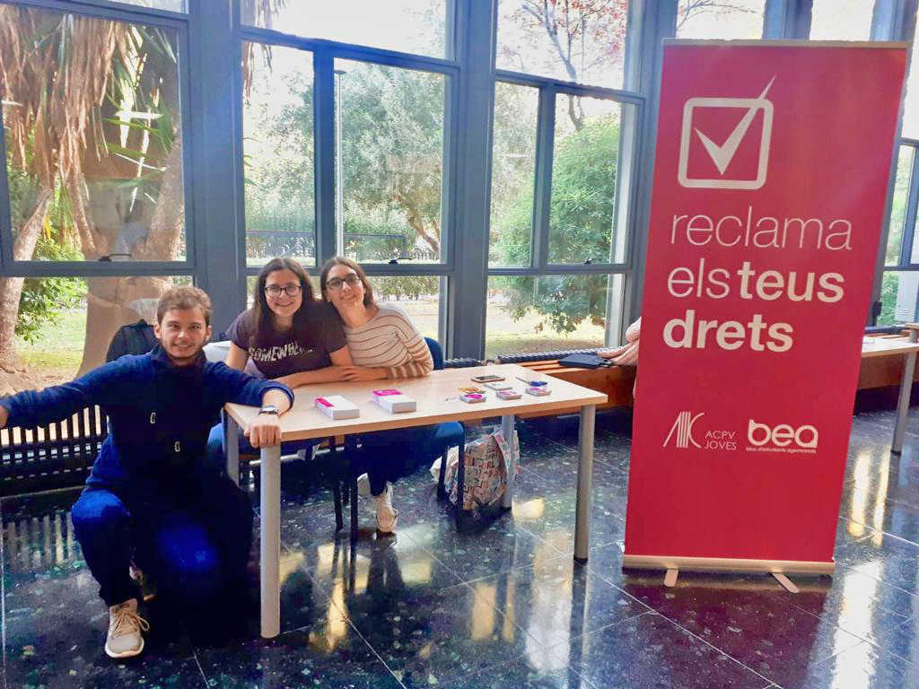 "La normativa vigent estableix que la llengua vehicular d'una assignatura no es pot canviar, ni tan sols per votació dels i les estudiants", recorden les entitats.