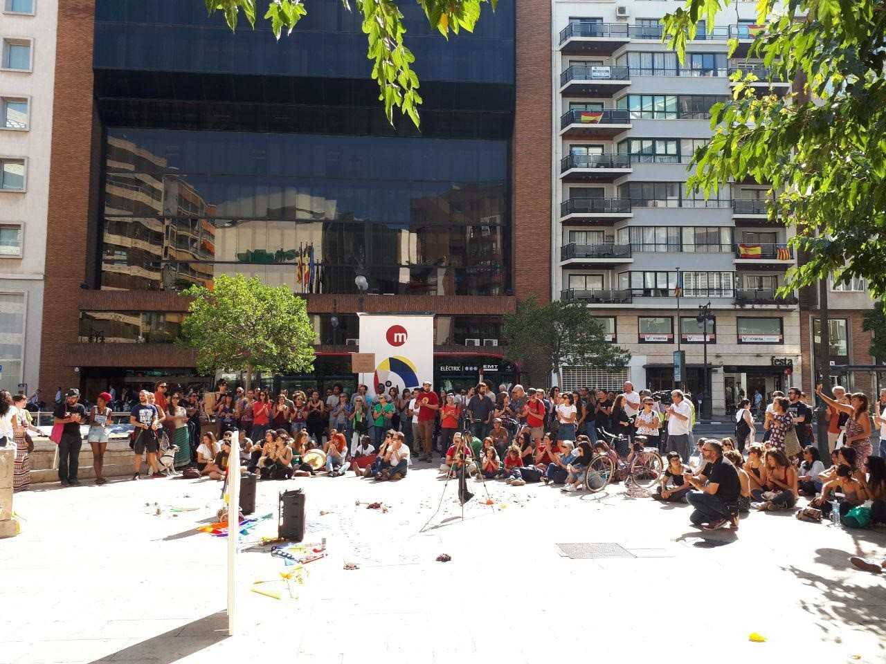 L'acte ha començat a les 12.10 hores en la Plaça dels Pinazo i s'ha allargat fins a les 14.00 hores.