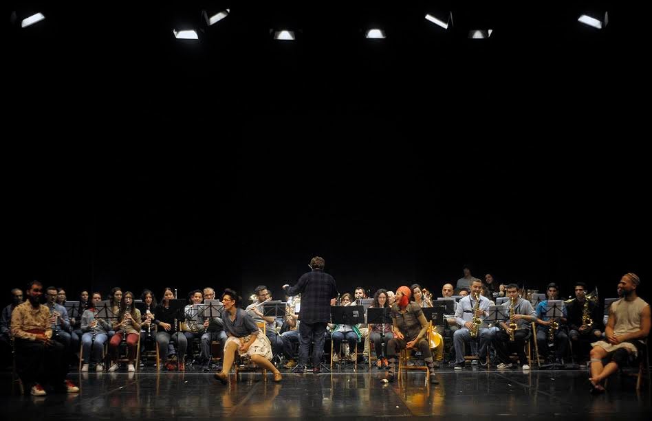 La companyia Patrícia Pardo durant l'assaig d'anit al Rialto amb la banda simfònica d'Alaquàs