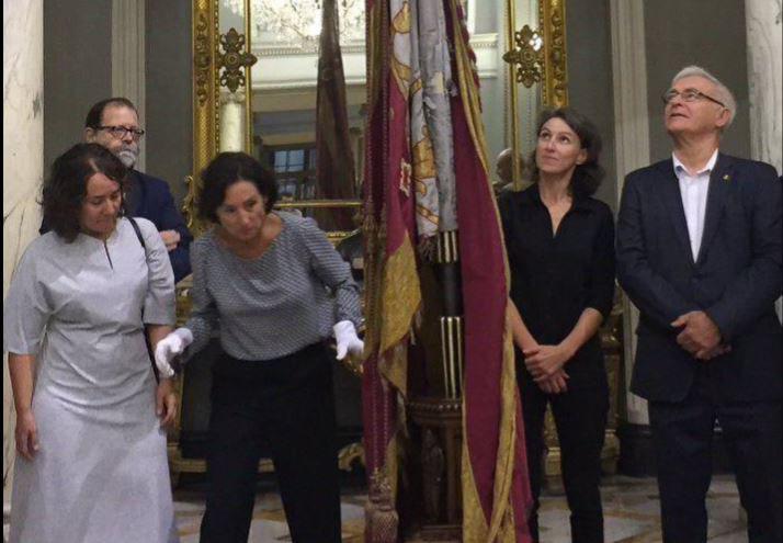 Joan Ribó i les regidores Glòria Tello i Maria Oliver observen la senyera que ha de recórrer els carrers València en la processó cívica.