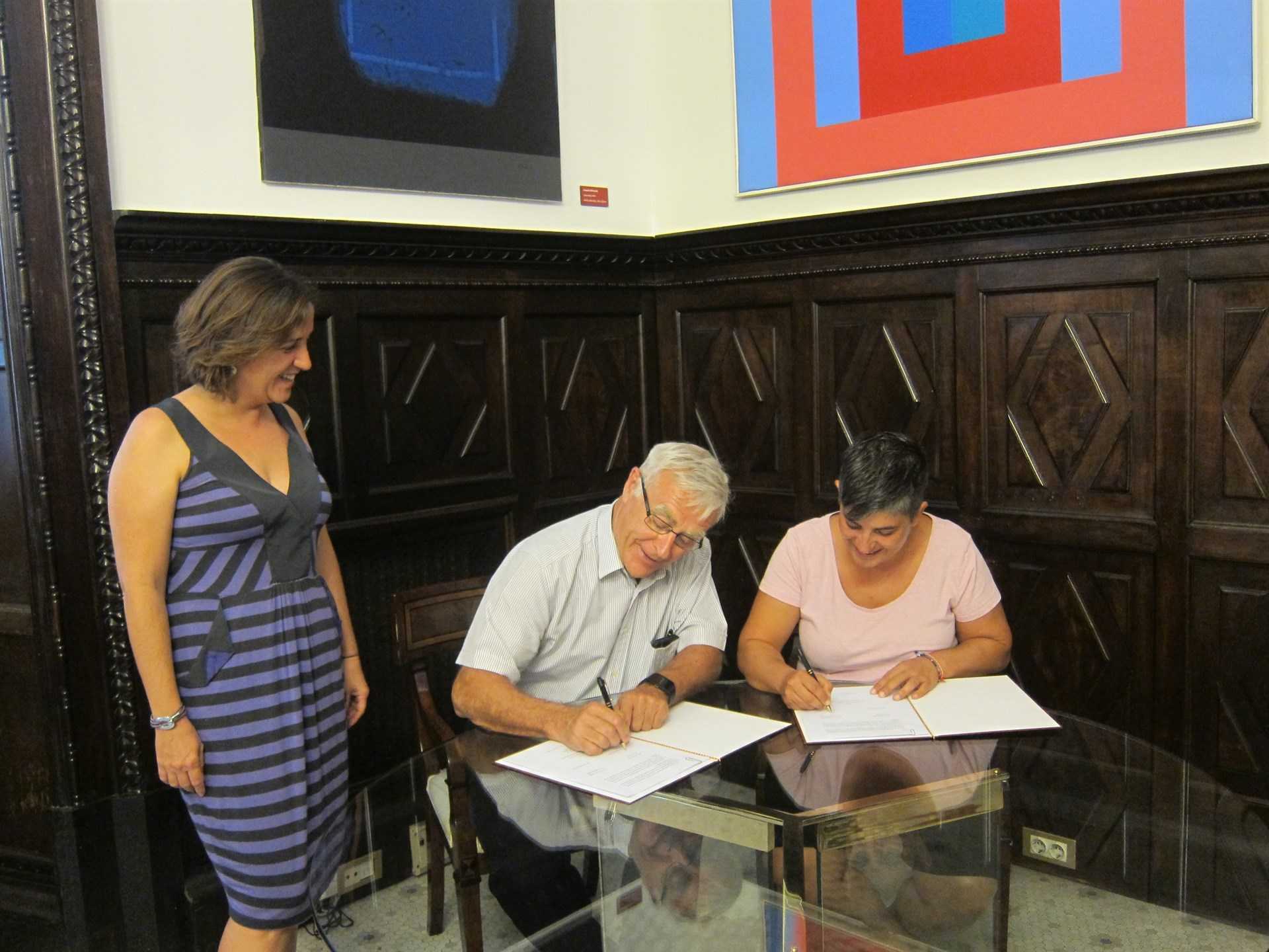L'alcalde de València, Joan Ribó, firma el conveni amb al presidenta de Lambda, Fanny Boronat