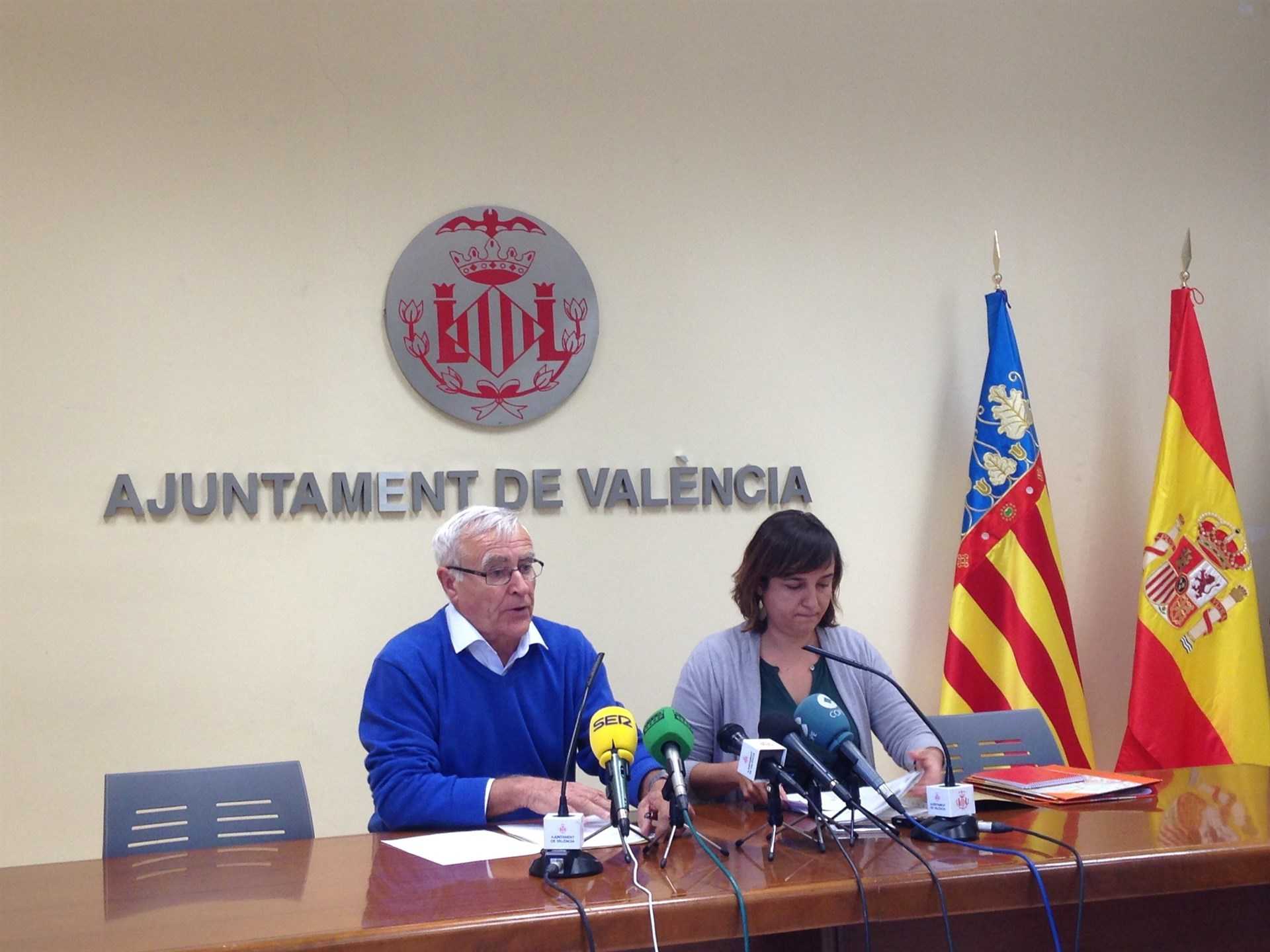 L'alcalde de València, Joan Ribó i lar regidora d'Igualtat, Isabel Lozano han presentat la moció que traslladaran al ple de l'Ajuntament.