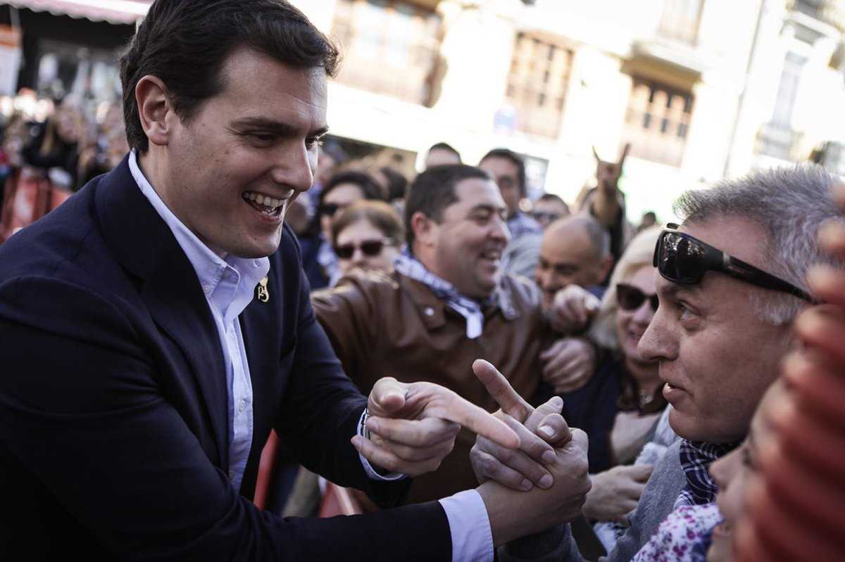 Albert Rivera saluda els visitants de les Falles durant la seua estada a València.