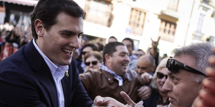 Albert Rivera saluda els visitants de les Falles durant la seua estada a València en març d'enguany.