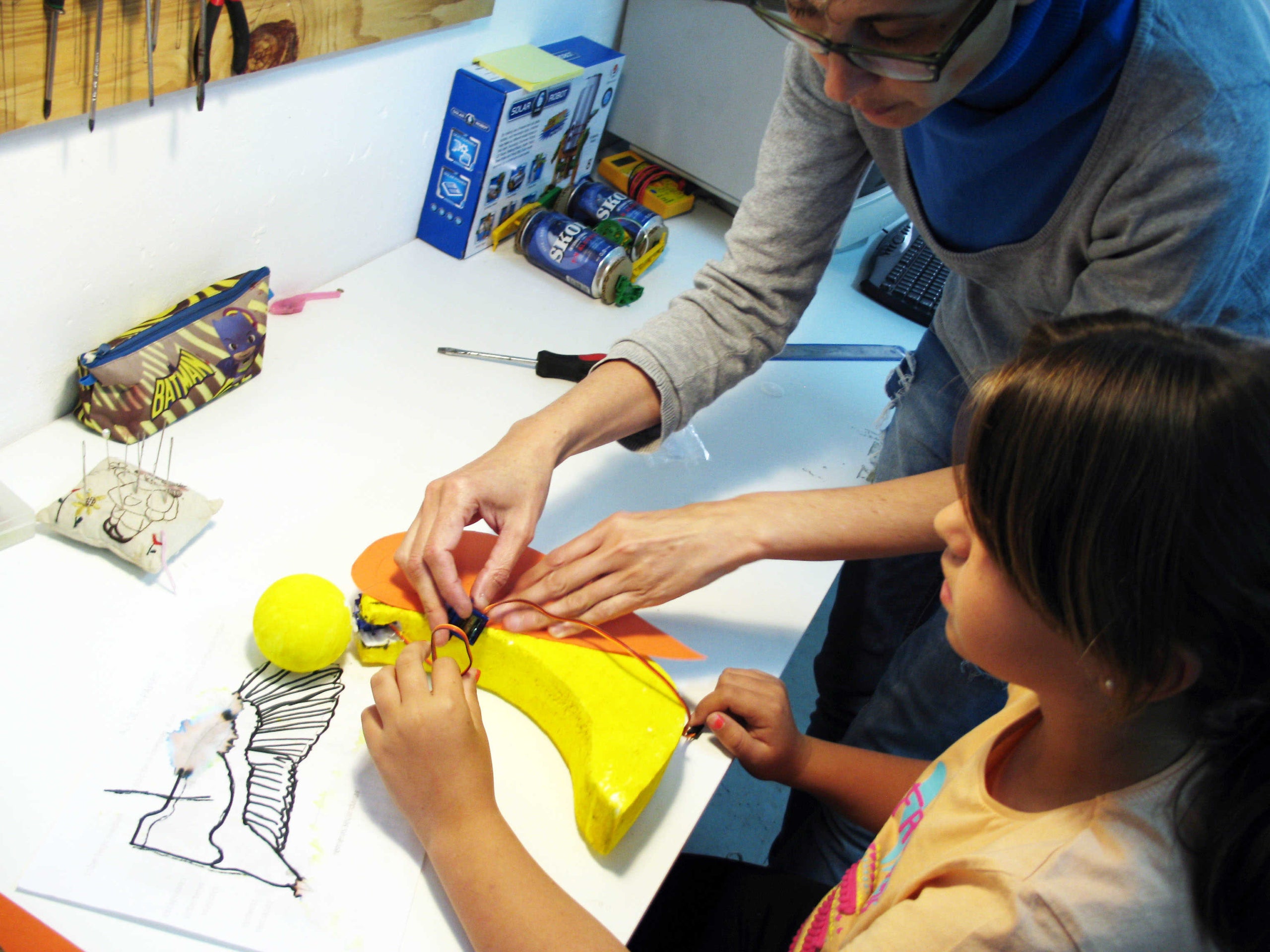 Paula, Cristina Navarro i la robot Pardi, en el Laboratori secret