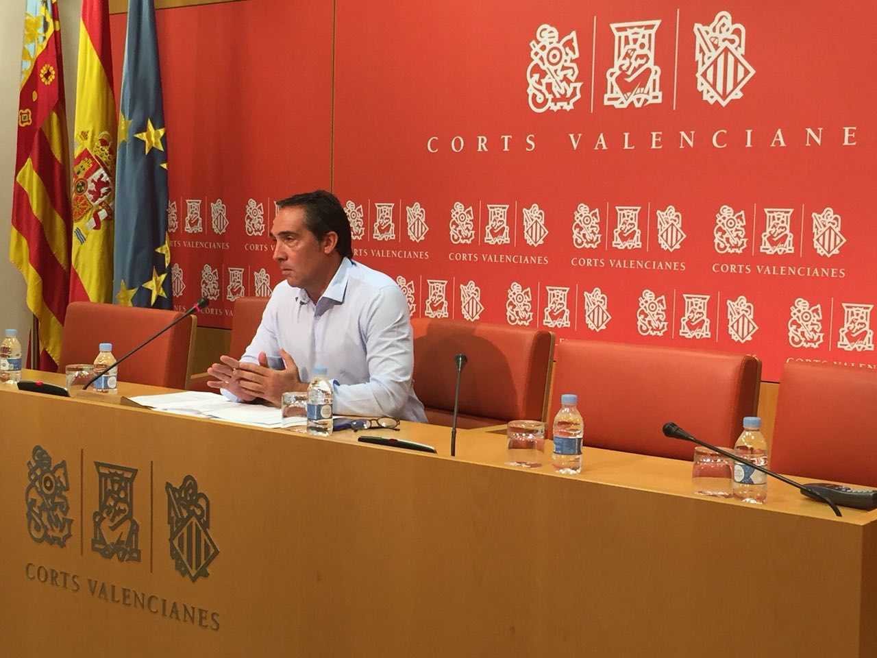 El portaveu d'Economia del grup popular a les Corts, Rubén Ibáñez, en la roda de premsa celebrada aquest dimecres.