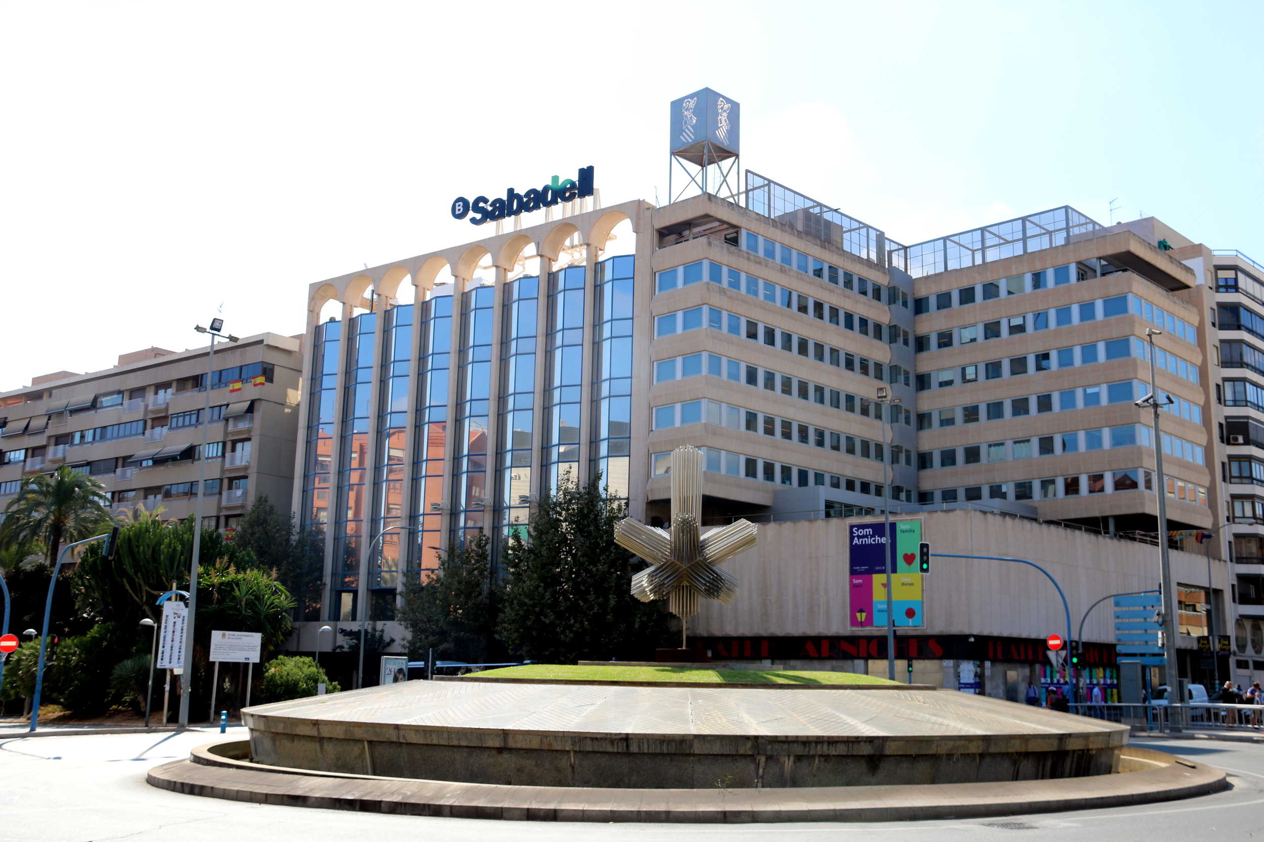 Imatge de l'edifici que el Banc Sabadell té a Alacant, on s'ubica la seu social de l'entitat.