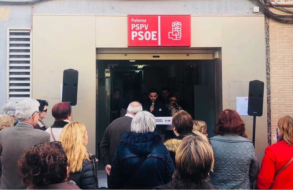 L'alcalde de Paterna, Juan Antonio Sagredo, llig el manifest pel 8-M a la seua del PSPV de la localitat de l'Horta Oest.