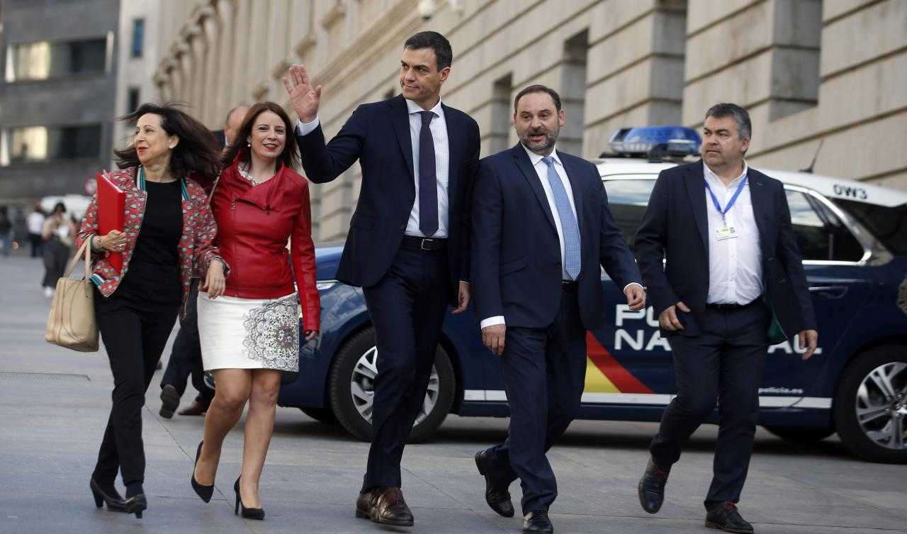 Pedro Sánchez arriba al Congrés dels Diputats acompanyat per Margarita Robles, Adriana Lastras i José Luis Ábalos.