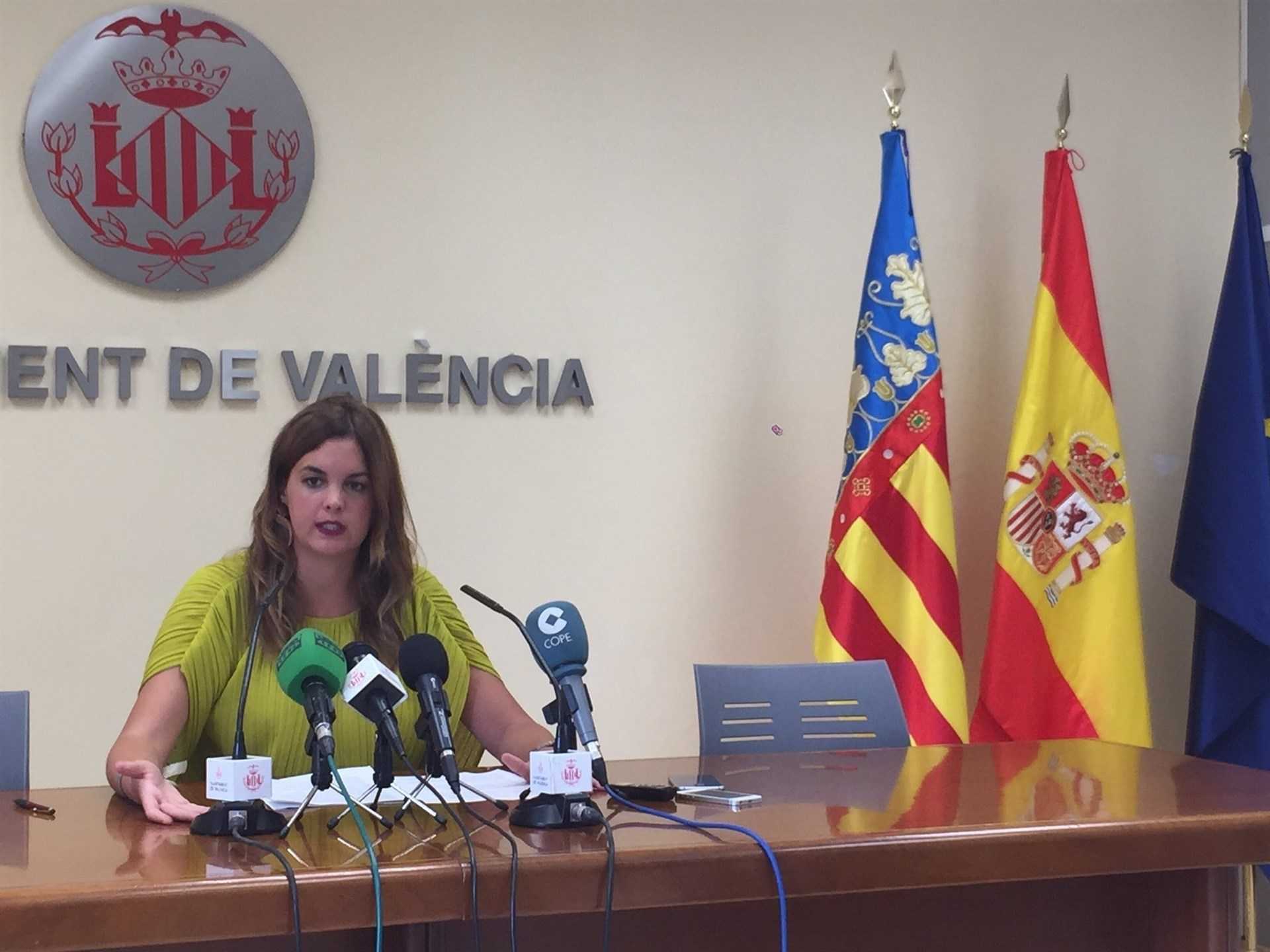 La portaveu de l'equip de govern de l'Ajuntament de València, Sandra Gómez, anuncia les ajudes al sector cultural.