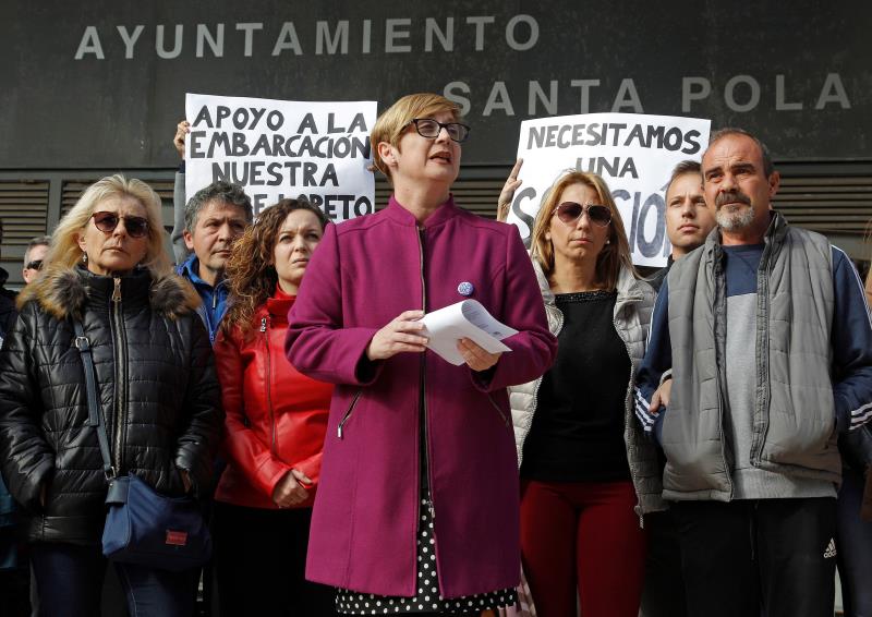 Yolanda Seva, alcaldessa de Santa Pola, amb els familiars de la tripulació durant la lectura del manifest en suport al pesquer Nuestra Madre Loreto. A la dreta, Pepi Irles i José Durá, pares del patró Pascual Durá.