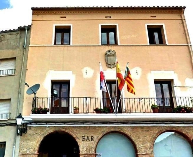 L'escut franquista en la façana del consistori de La Sarratella