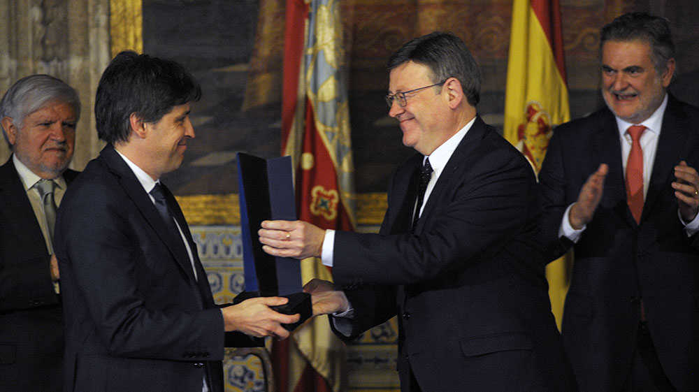 Ximo Puig lliura el premi Broseta al president de SCC, José Rosiñol.