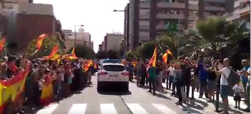 Un centenar de persones ha acomiadat entre aplaudiments els guàrdies civils desplaçats de Castelló a Catalunya.