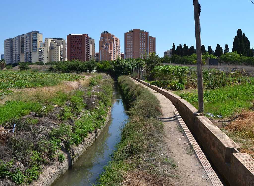 Els agricultors de la Partida de Dalt i diverses organitzacions han presentat al·legacions al projecte de canalització d'aigua entre Manises i València, actualment en fase d'exposició. 