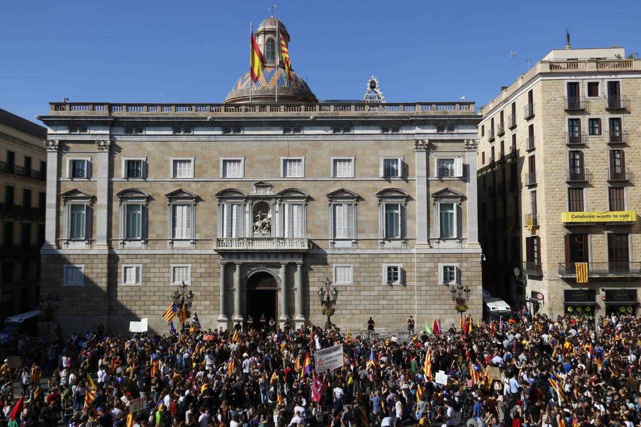 Imatge de la plaça de Sant Jaume de Barcelona plena d'estudiants.