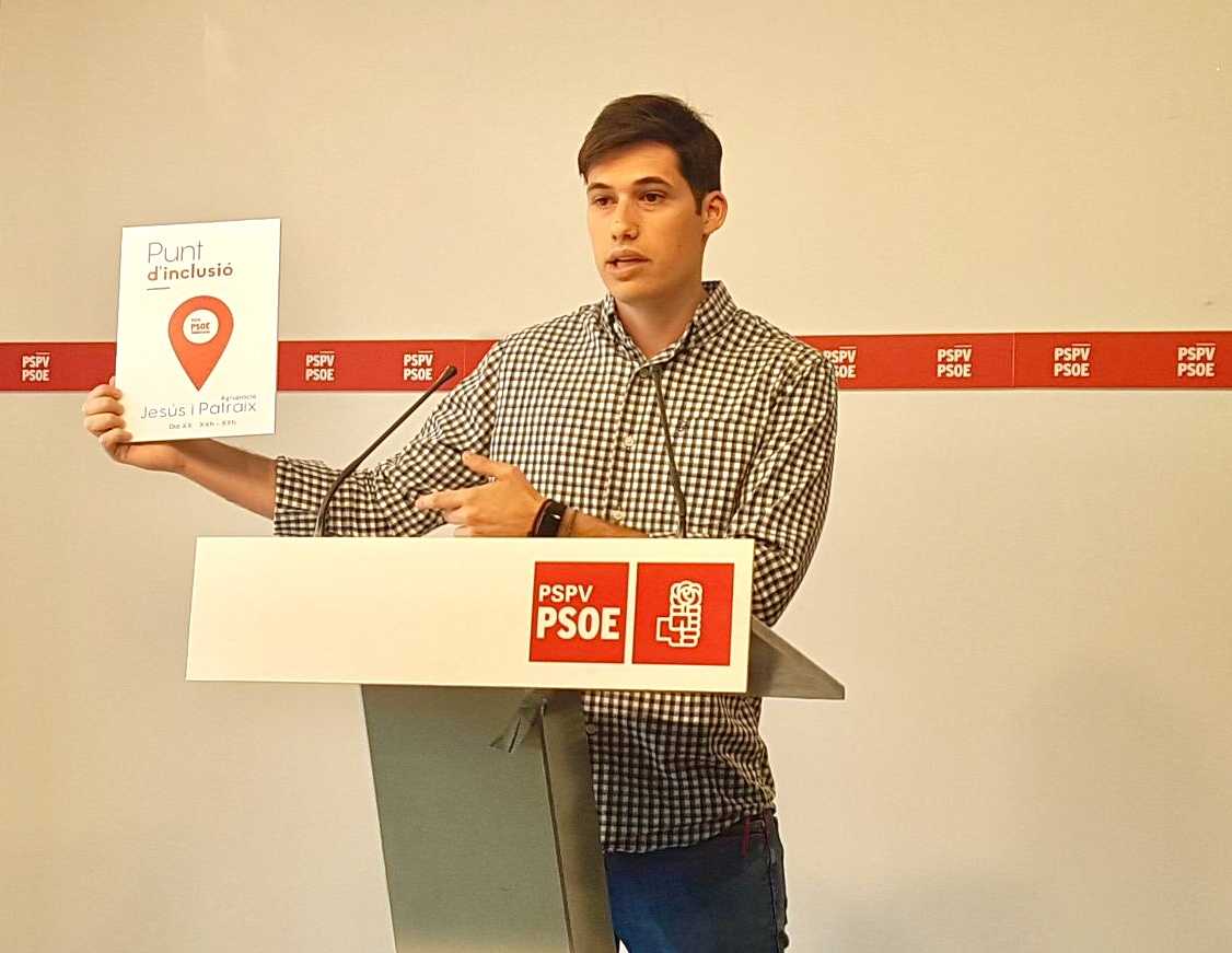 El secretari d'organització del PSPV de València, Borja Sanjuán, durant l'anunci que el partit farà servir les seus per a tramistra la Renda d'Inclusió.