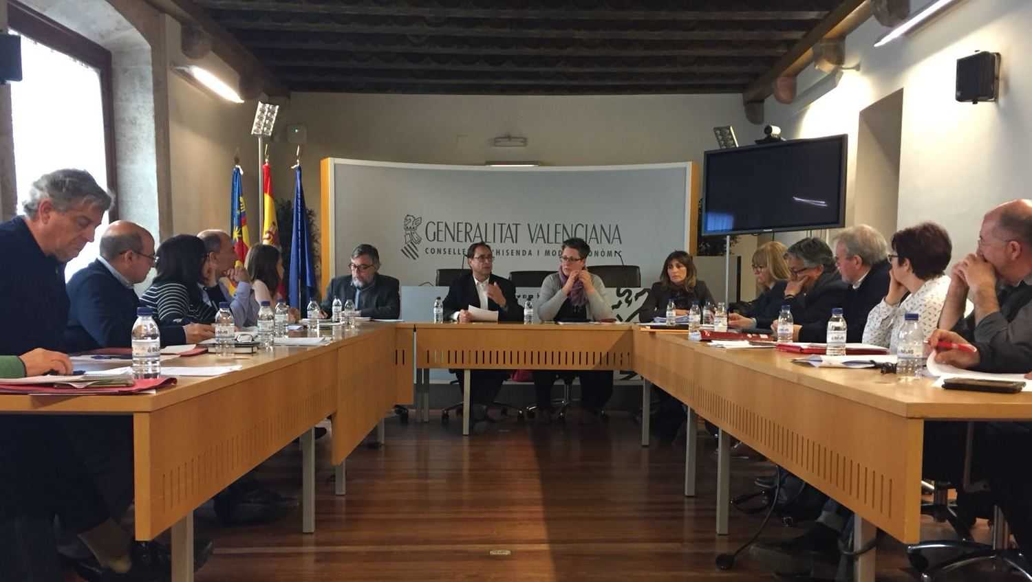 Mitjançant aquest acord s'insta a totes les entitats del sector públic instrumental a traure a concurs la totalitat de les places susceptibles de ser convocades.