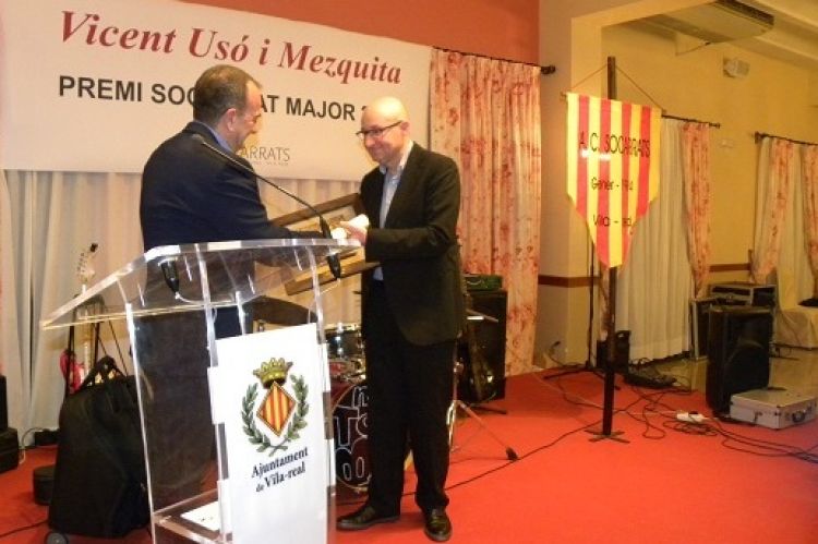 Moment del lliurament del Socarrat Major 2017 a l'escriptor de Vila-real Vicent Usó