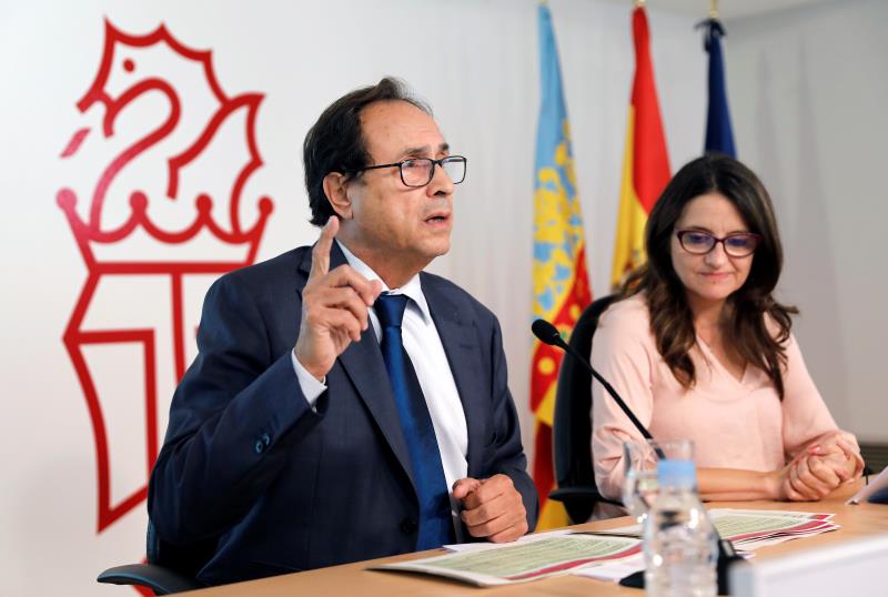 La vicepresidenta del Consell, Mónica Oltra, junt amb el conseller d'Hisenda, Vicent Soler, en la roda de premsa d'aquest dimecres posterior al ple del Consell.