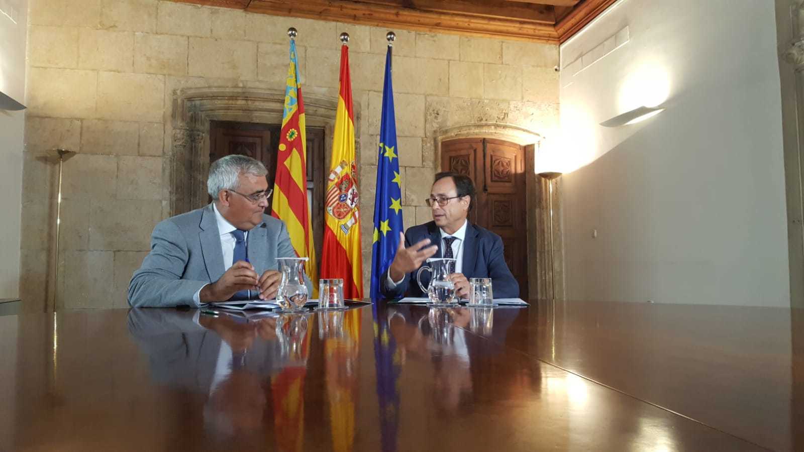 Els consellers valencià i andalús d'Hisenda, Vicent Soler i Antonio Ramírez, reunits al Palau de la Generalitat.