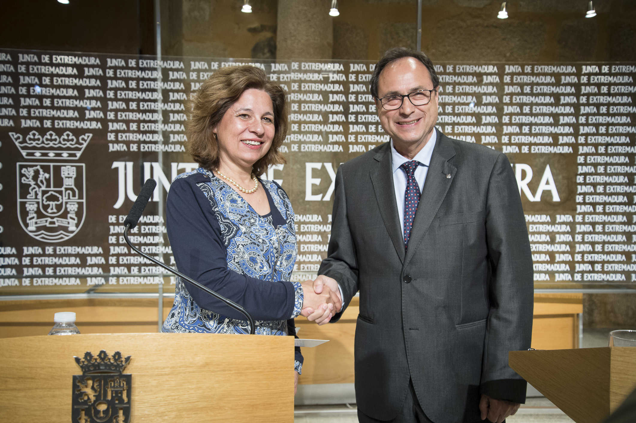 La consellera d'Hisenda extremenya, Pilar Blanco, i el conseller d'Hisenda valencià, Vicent Soler.
