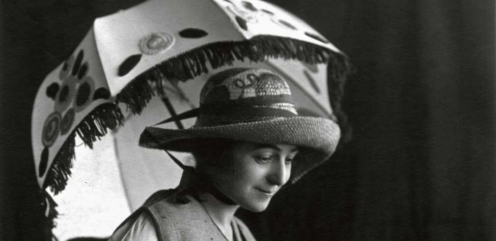 Sonia Delaunay amb barret i ombrel·la de disseny propi (detall), Madrid, ca. 1920