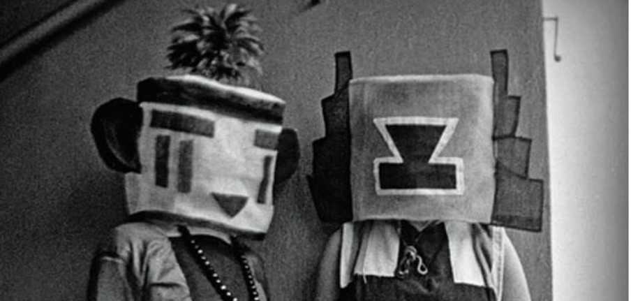 Sophie Taeuber i la seua germana, Erika, amb els vestits Hopi, 1922.