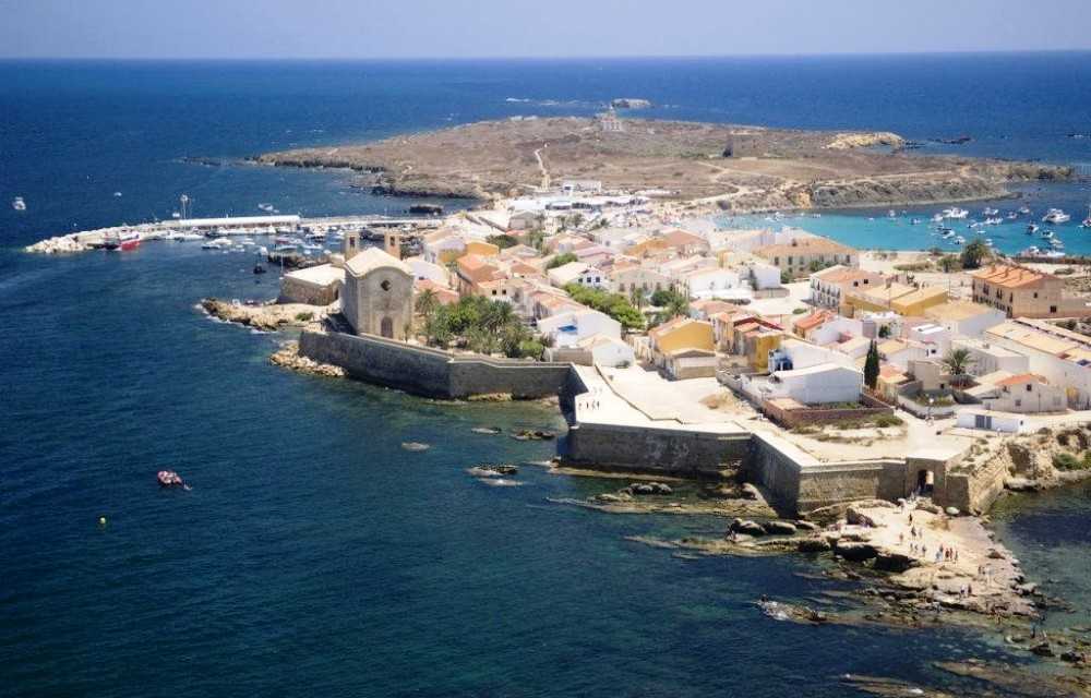 L'illa de Nova Tabarca, davant del cap de l'Aljub. Un illot convertit en poble, l'única localitat insular del País Valencià.