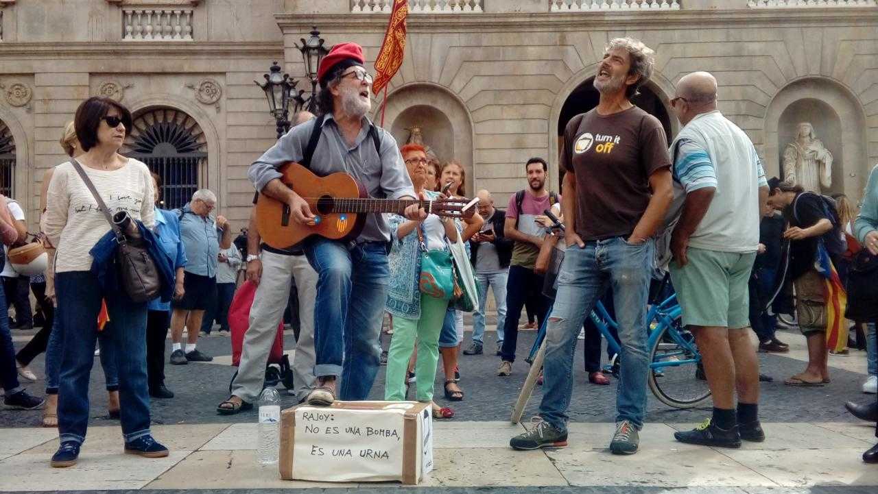 Ambient a la Plaça de Sant Jaume l'endemà del referèndum.