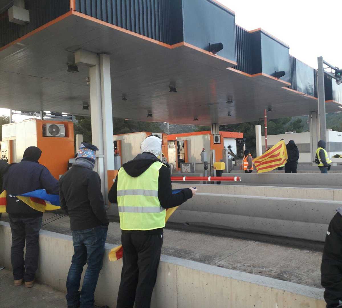 Aquesta nova acció, sota el lema 'Obrim les barreres del règim', arriba després que un grup de manifestants tallaren la mateixa autopista a l'altura de l'Ampolla aquest dissabte.