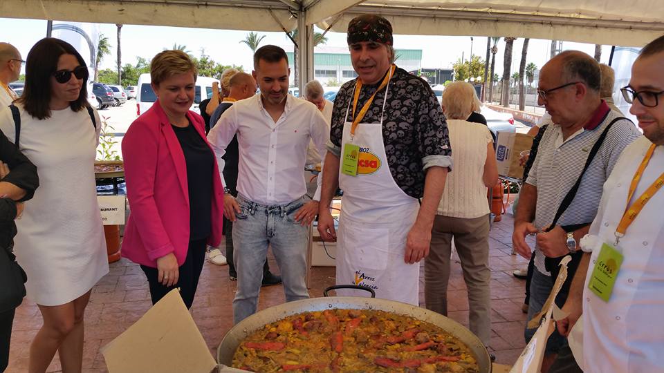 L'alcalde de Tavernes de la Valldigna, Jordi Juan i laa diputada de Turisme, Pilar Moncho, al I Concurs d'Arròs de la Valldigna