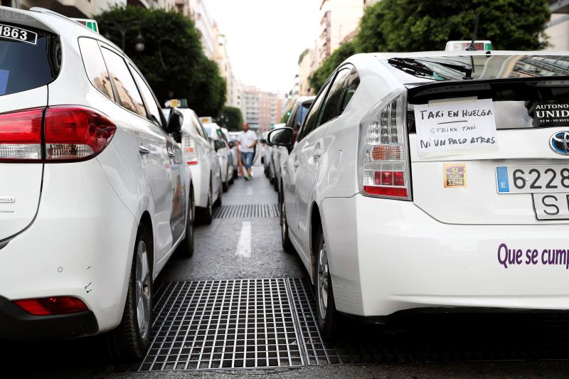 El carrer de Colom de València obstruït per les mobilitzacions dels taxistes.