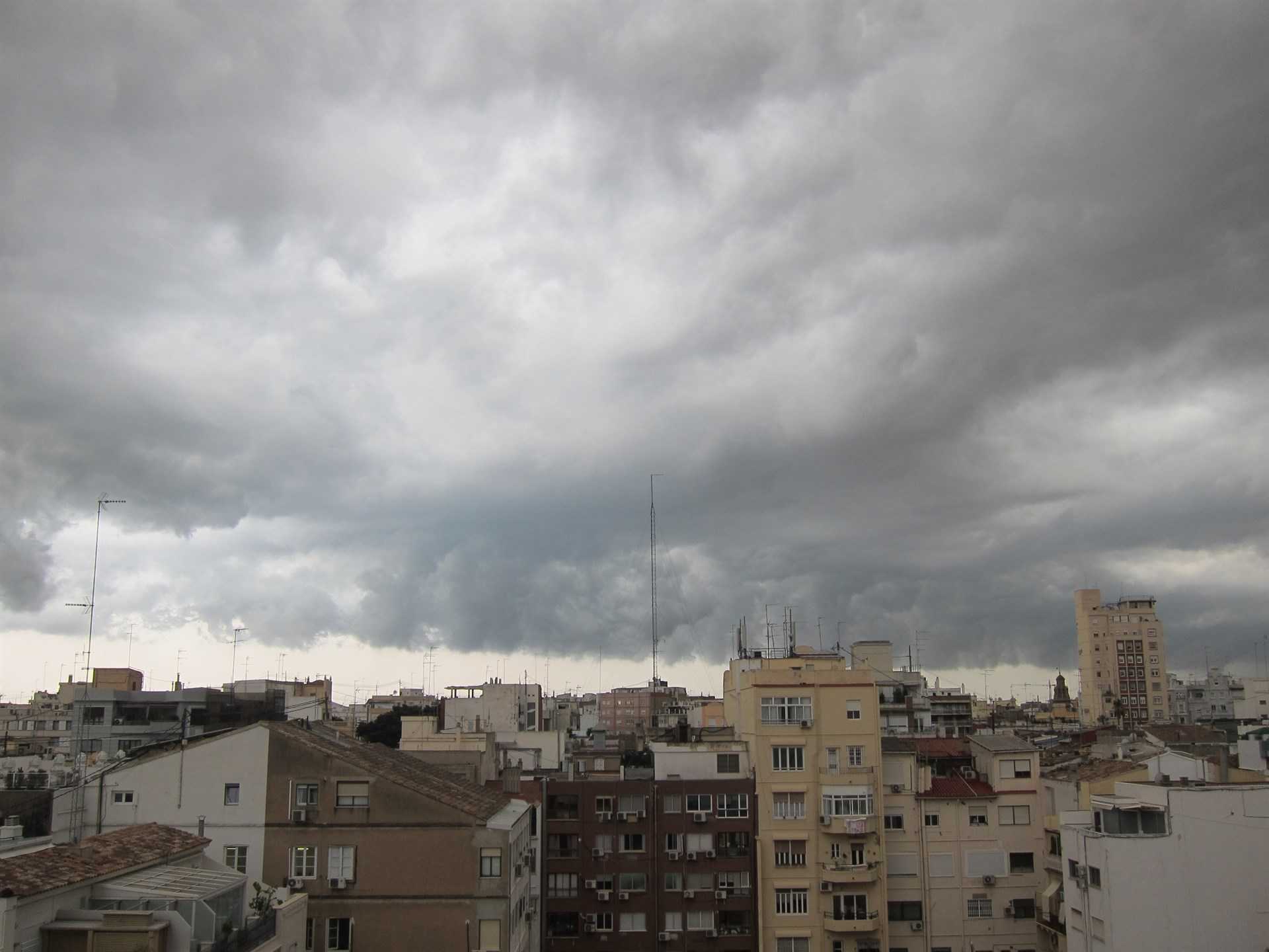 Sobre les 18.30 hores, la tempesta ha arribat a València, on la pluja ha vingut acompanyada per trons i rajos.