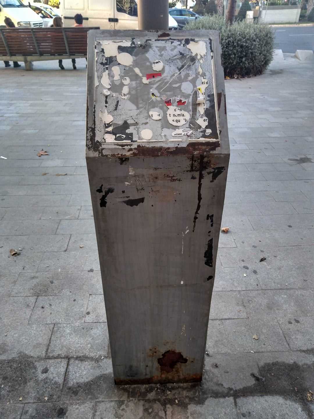 A banda de l'atac a la placa de Miquel Grau, des del Casal Popular Tio Cuc alerten que "una part de la ciutat ha aparegut plena d'adhesius de la Falange".