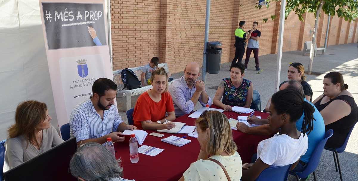 L'alcaldessa Tania baños i altresrepresentants municipals, durant un moment de la campanya 'Govern al teu barri'