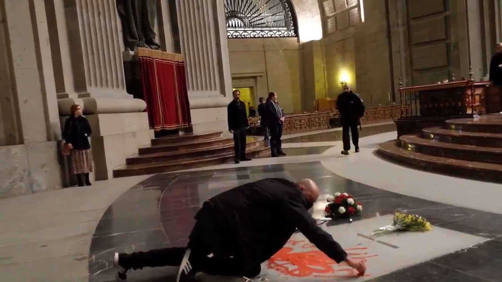 Un guàrdia de seguretat ha apartat l'artista de la tomba.