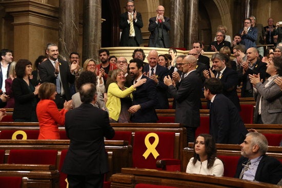 El nou president del Parlament, Roger Torrent, rebent les felicitacions dels seus companys.