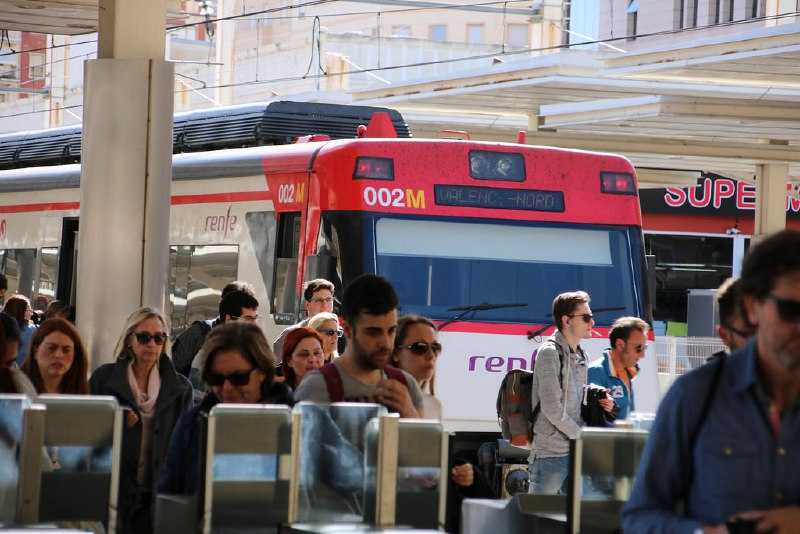 Viatgers arribant a l'estació de trens de València.