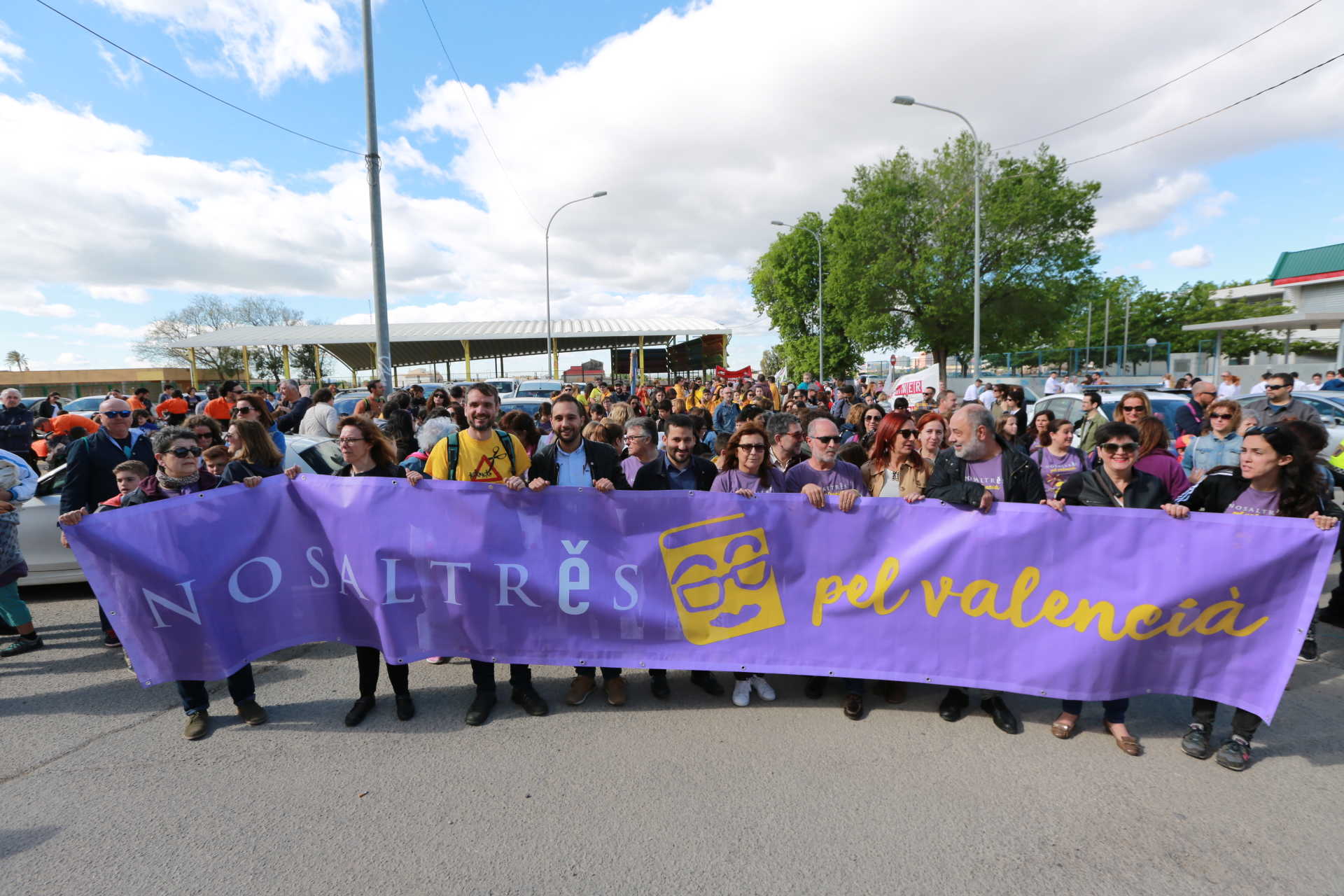 La festa pel valencià ha comptat amb la presència de nombrosos dirigents polítics i institucionals, com per exemple conseller d’Educació, Vicent Marzà; la vicepresidenta de la Diputació de València, M. Josep Amigó; el diputat Enric Bataller; l’acadèmica d