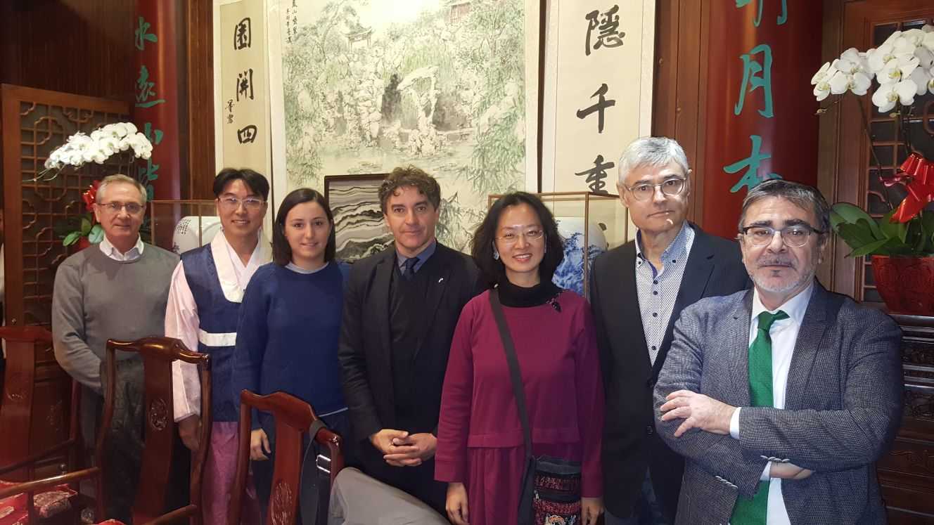 El director de l'Agència Valenciana de Turisme, Francesc Colomer, amb l'alcaldessa d'Algemesí, Marta Trenzano, i representants de les institucions xineses.